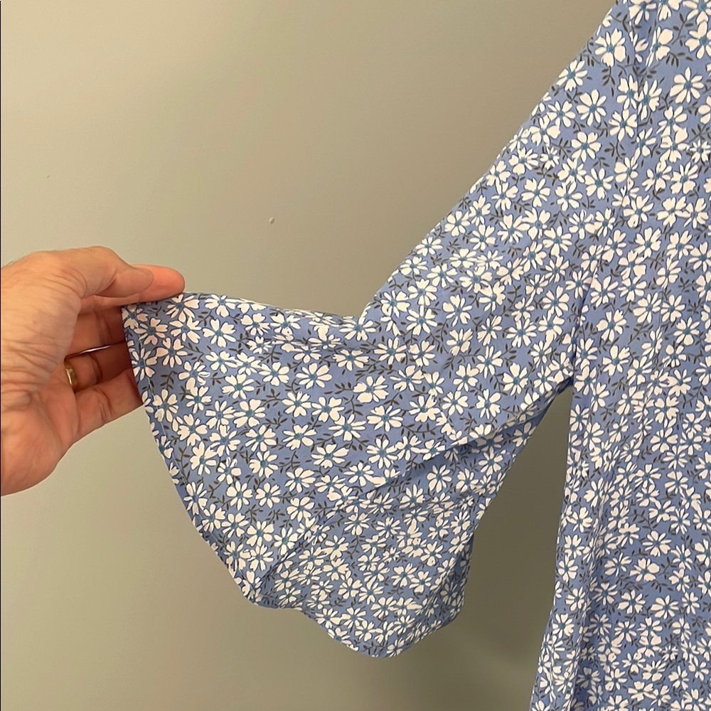 Floral Blue Women's Top v neck 3/4 flutter sleeve new large - Picture 3 of 10